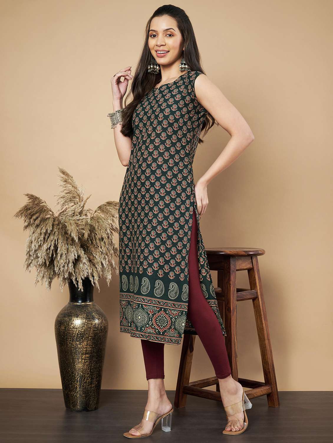 women floral printed sleeveless straight kurta - 21910397 -  Zoom Image - 0