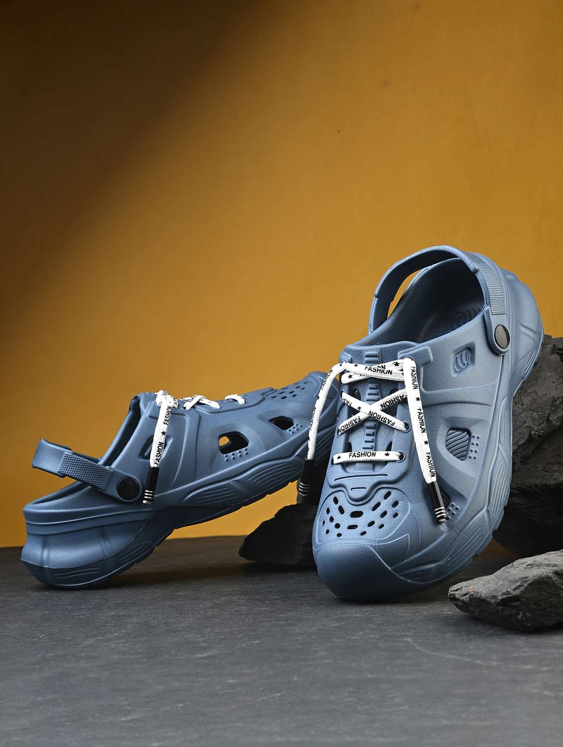 men blue solid clog