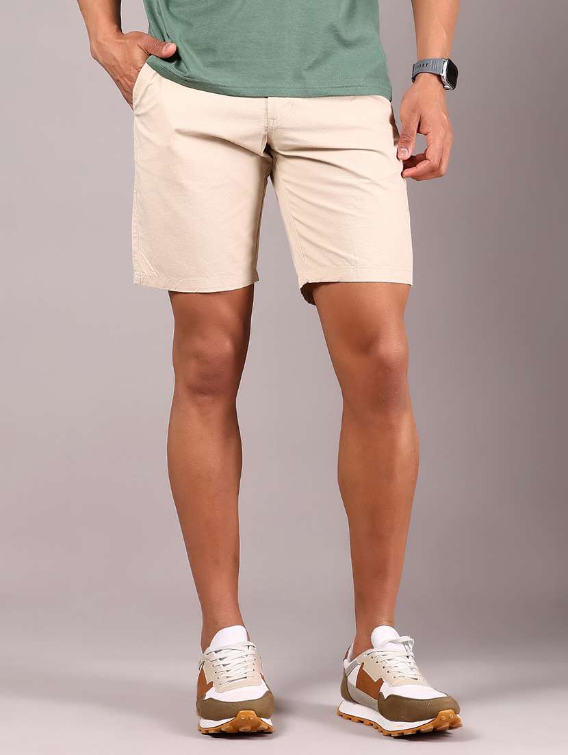 men solid mid rise regular shorts