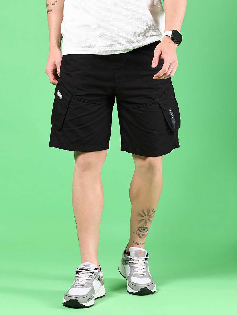 men solid mid rise regular fit cargo shorts