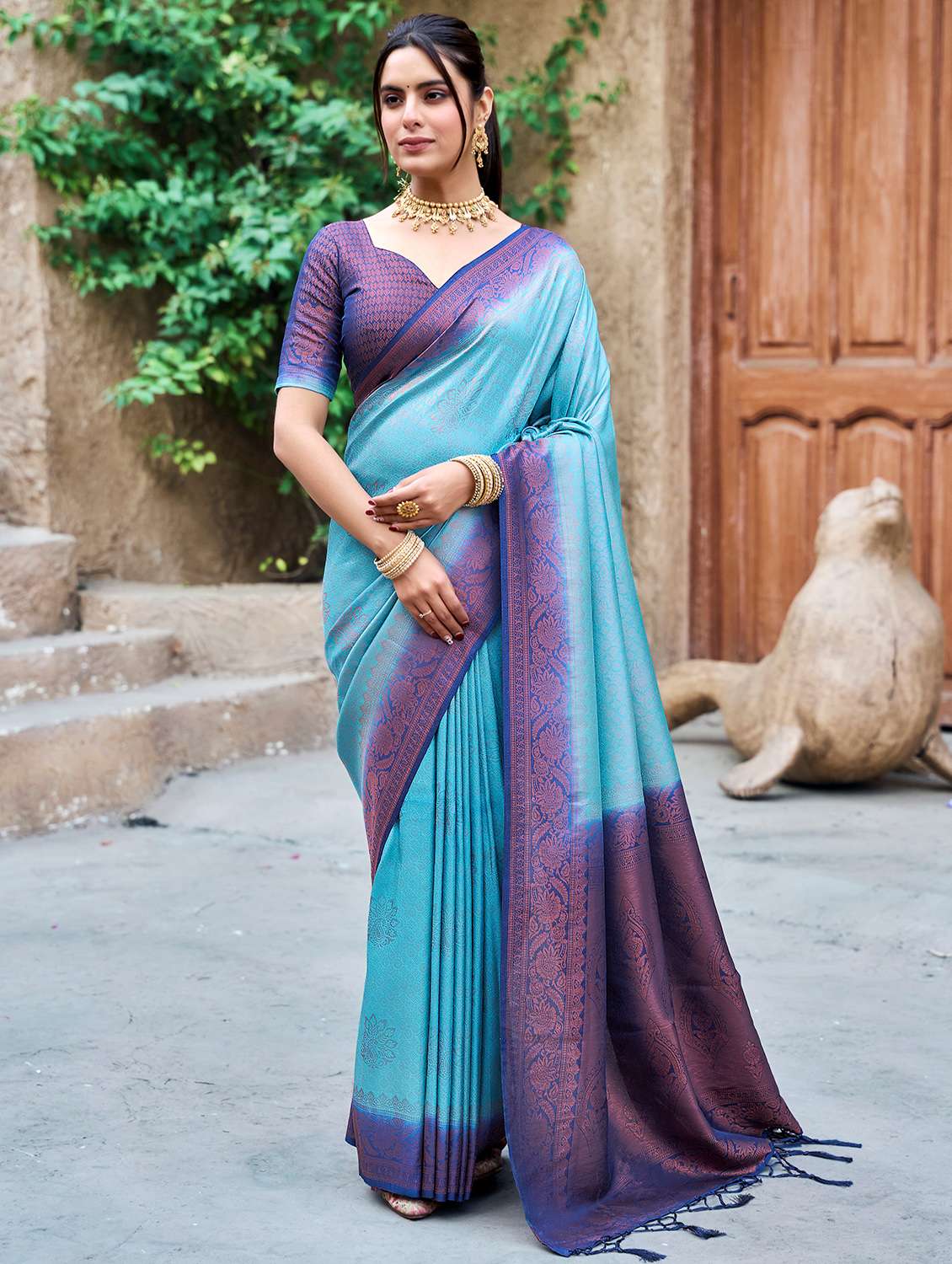 women self design banarasi saree with blouse