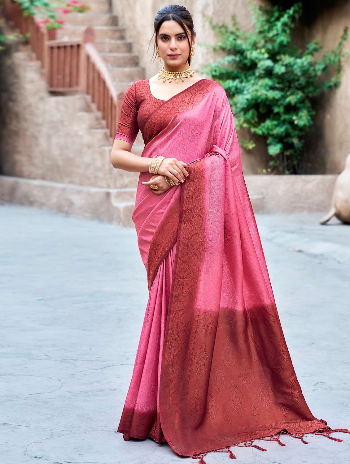 women self design banarasi saree with blouse