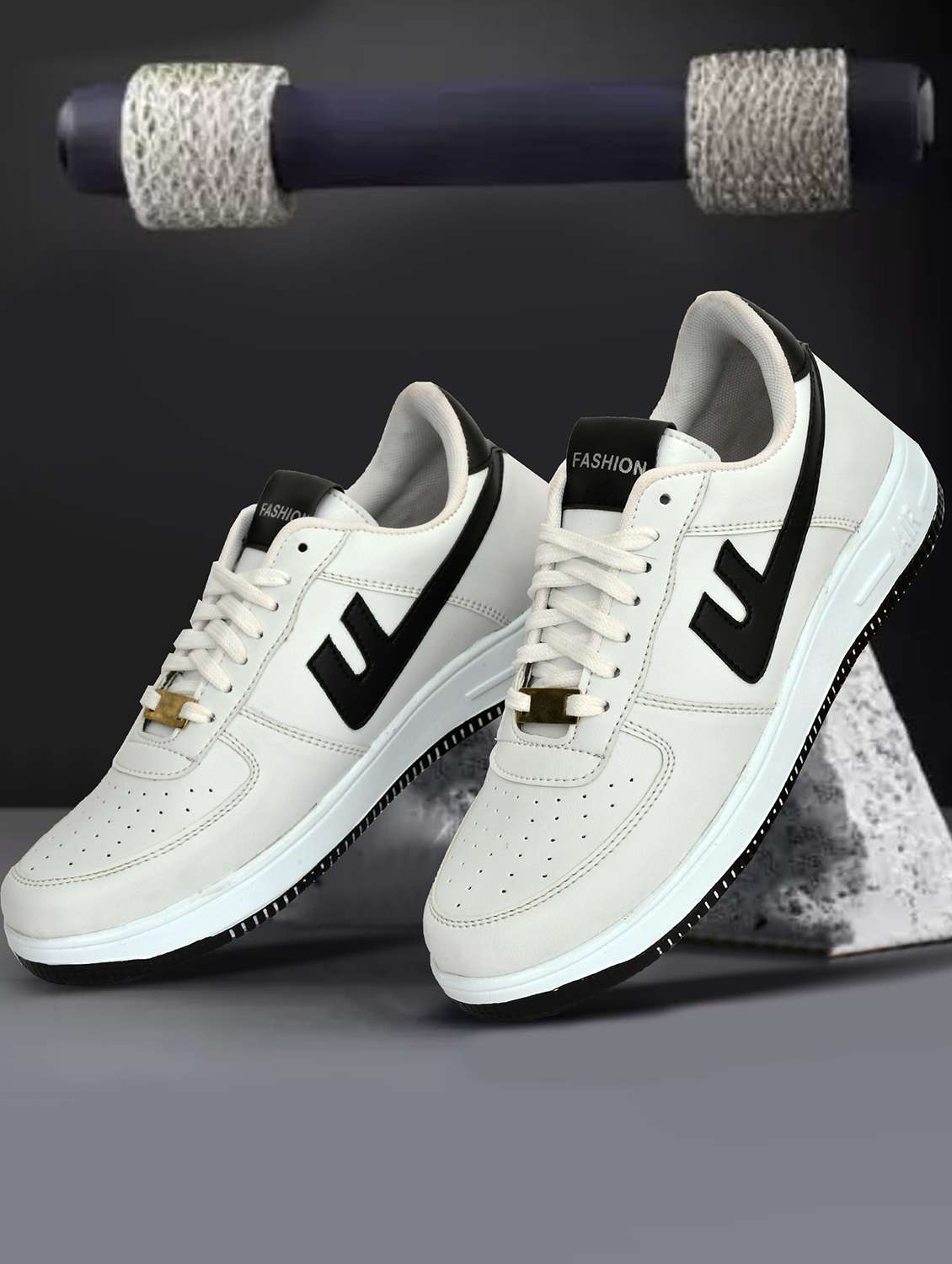 men white solid lace up sneaker