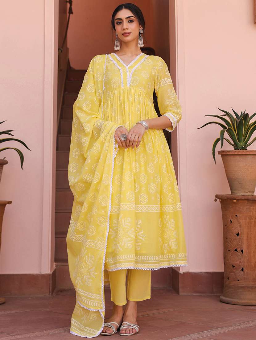 women three quarter sleeve anarkali kurta pant with dupatta set - 21925665 - Zoom Image - 0