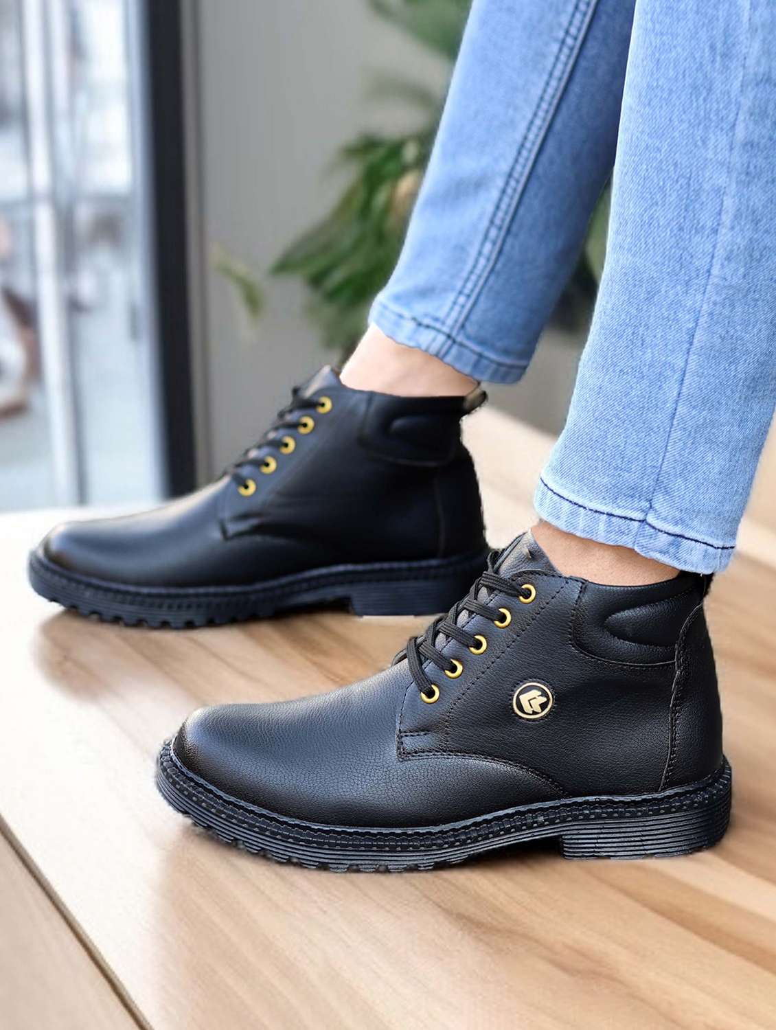 men black lace up shoe