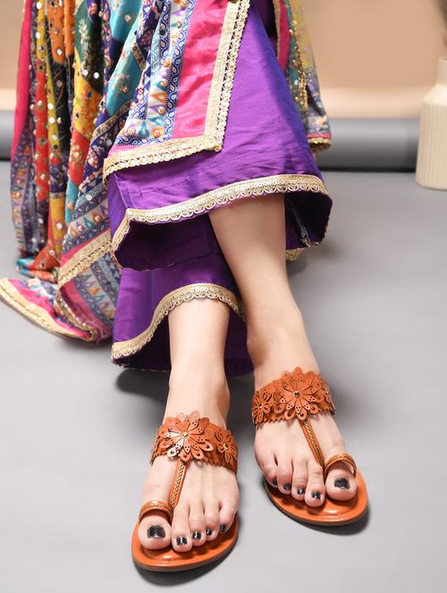 tan pu one toe kolhapuris - 21930396 - Standard Image - 0