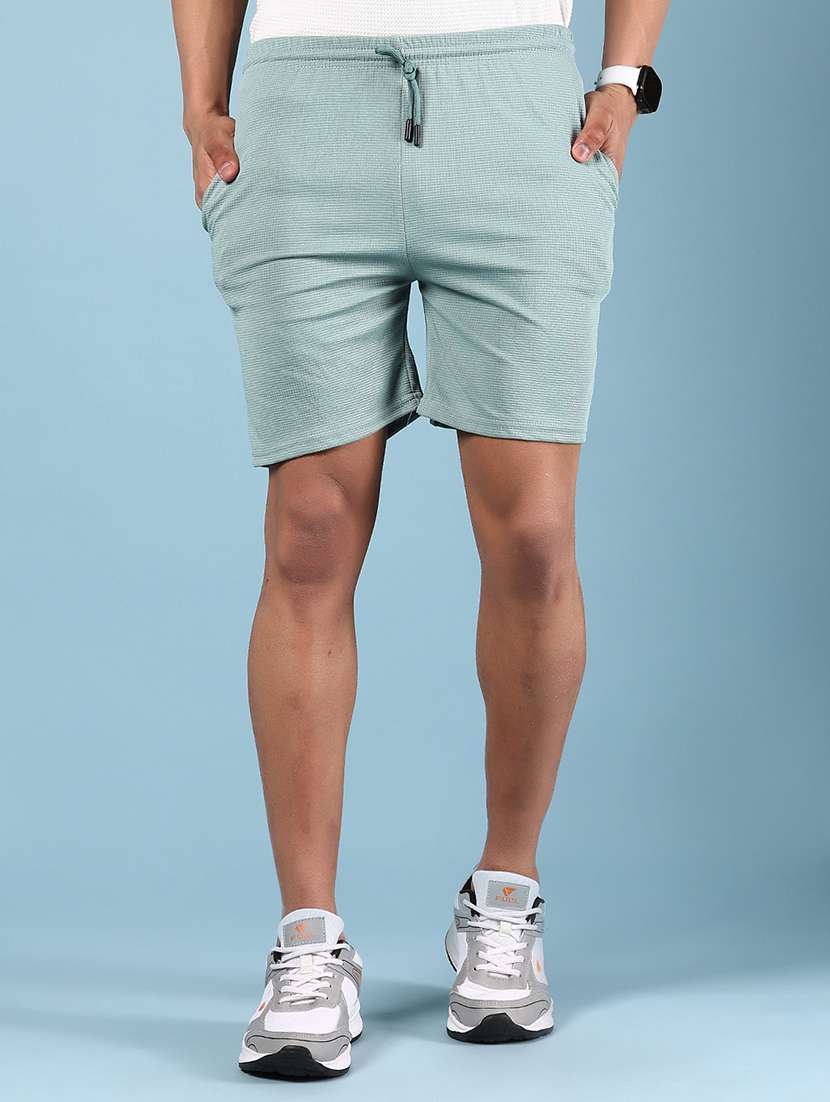 men solid mid rise regular fit shorts