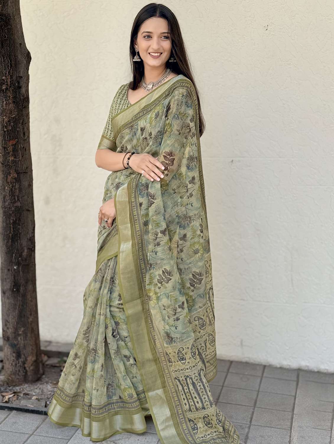 women printed casual wear saree with blouse - 21931215 - Standard Image - 2