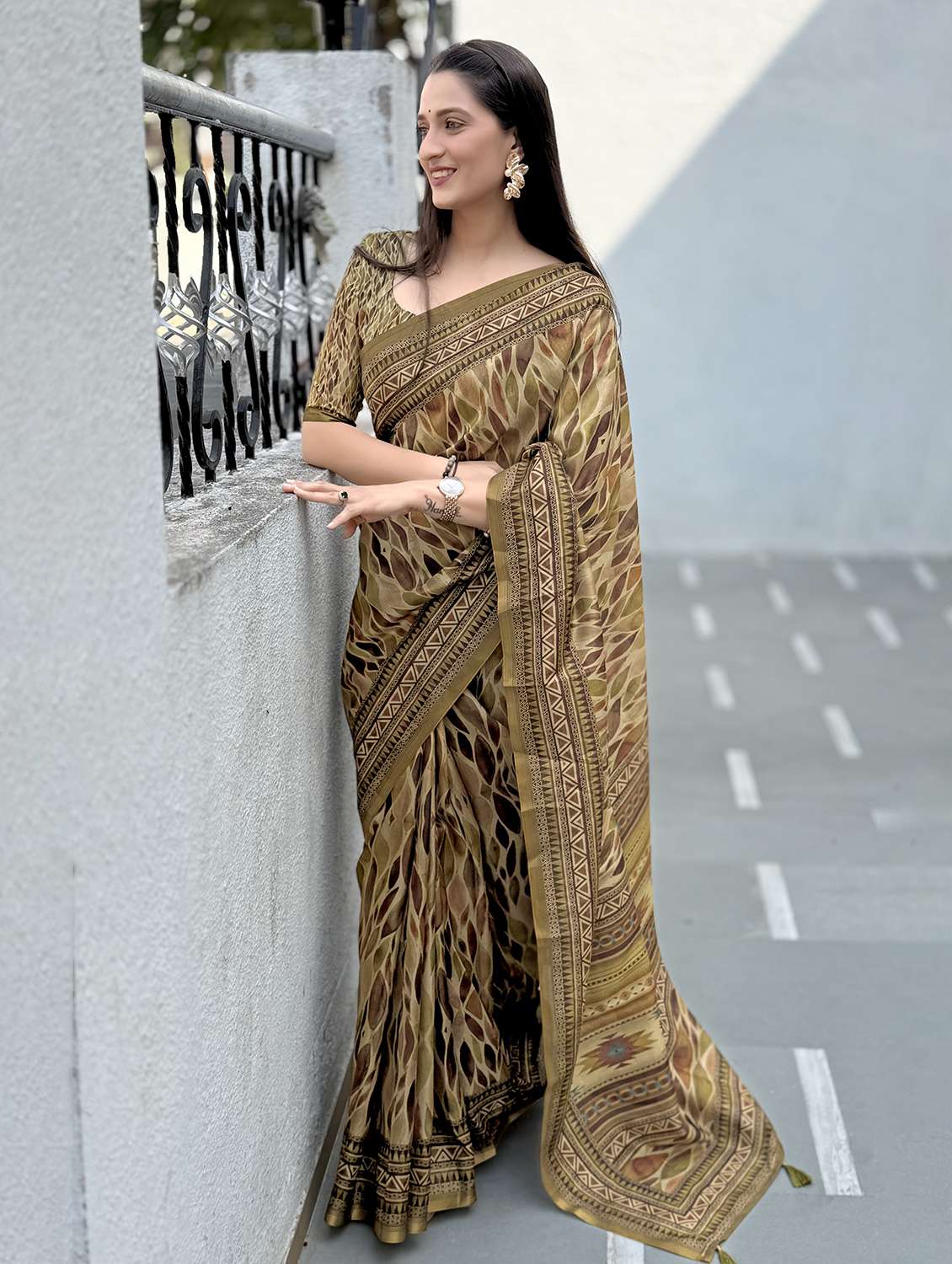 women printed casual wear saree with blouse - 21931233 -  Zoom Image - 0