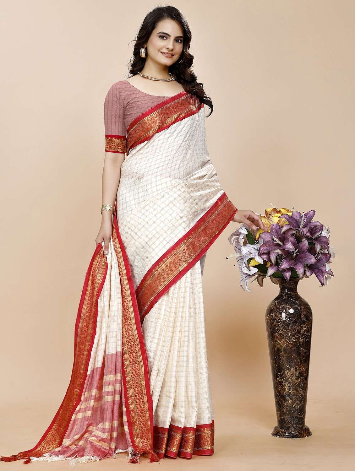 women checkered bordered saree with blouse