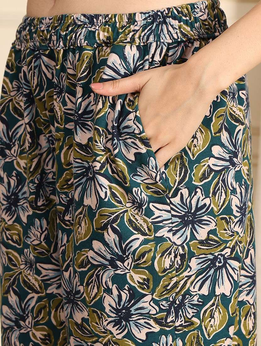 green cotton  pajama - 21939491 -  Standard Image - 2