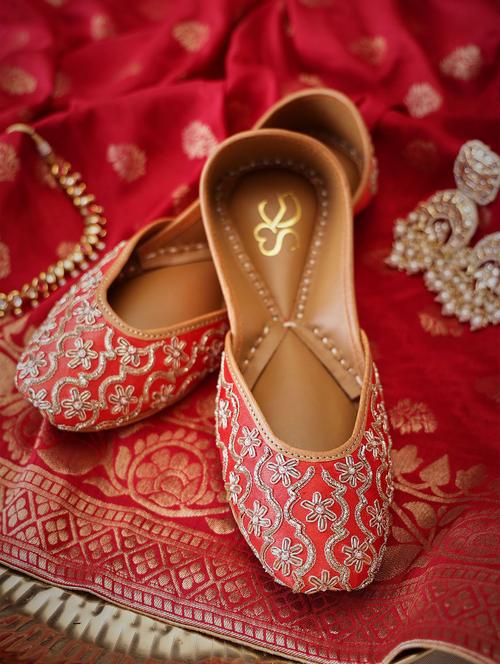 women embroidered slip on juttis - 21943228 -  Standard Image - 0