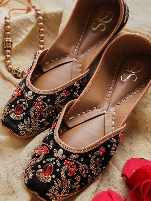 women embroidered slip on juttis - 21943237 -  Standard Image - 0
