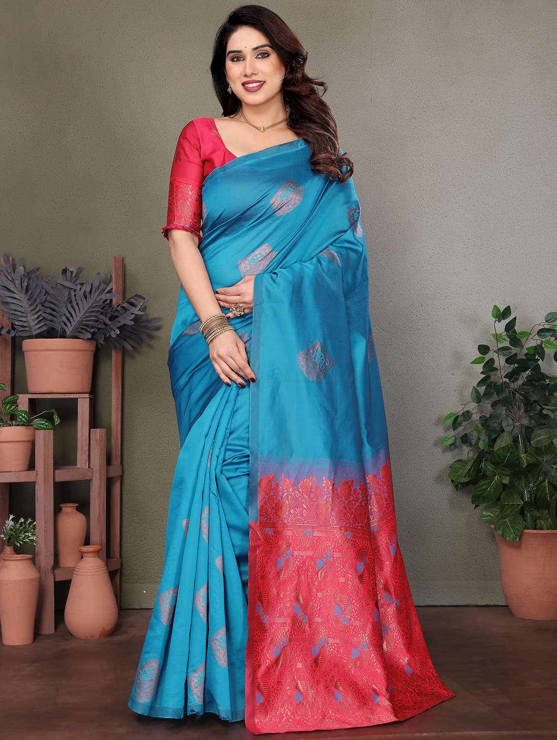 women self design banarasi saree with blouse