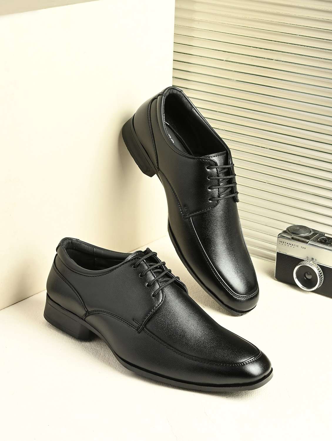 men black lace-up derby