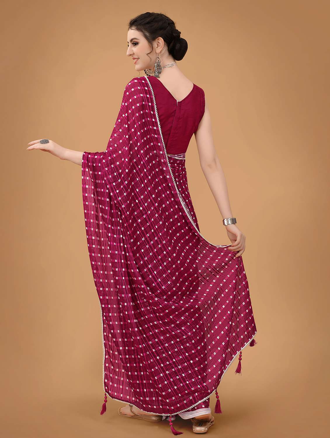 women checkered printed saree with blouse - 21949790 -  Standard Image - 2