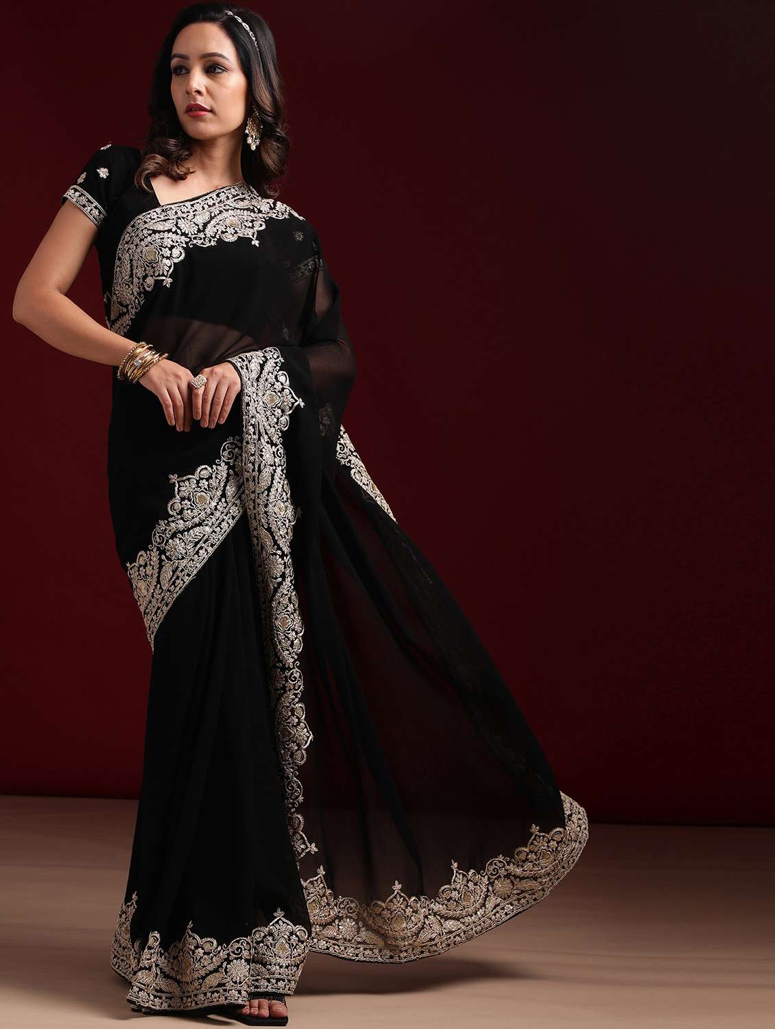 women solid with bordered saree with blouse