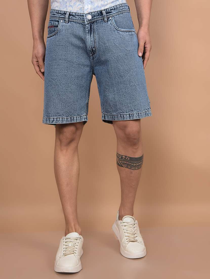 men solid mid rise regular fit shorts
