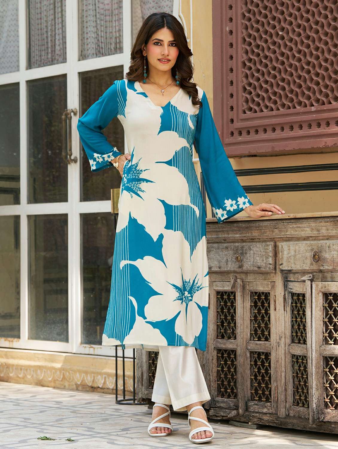 women floral printed long sleeve straight kurta - 21959419 - Zoom Image - 0