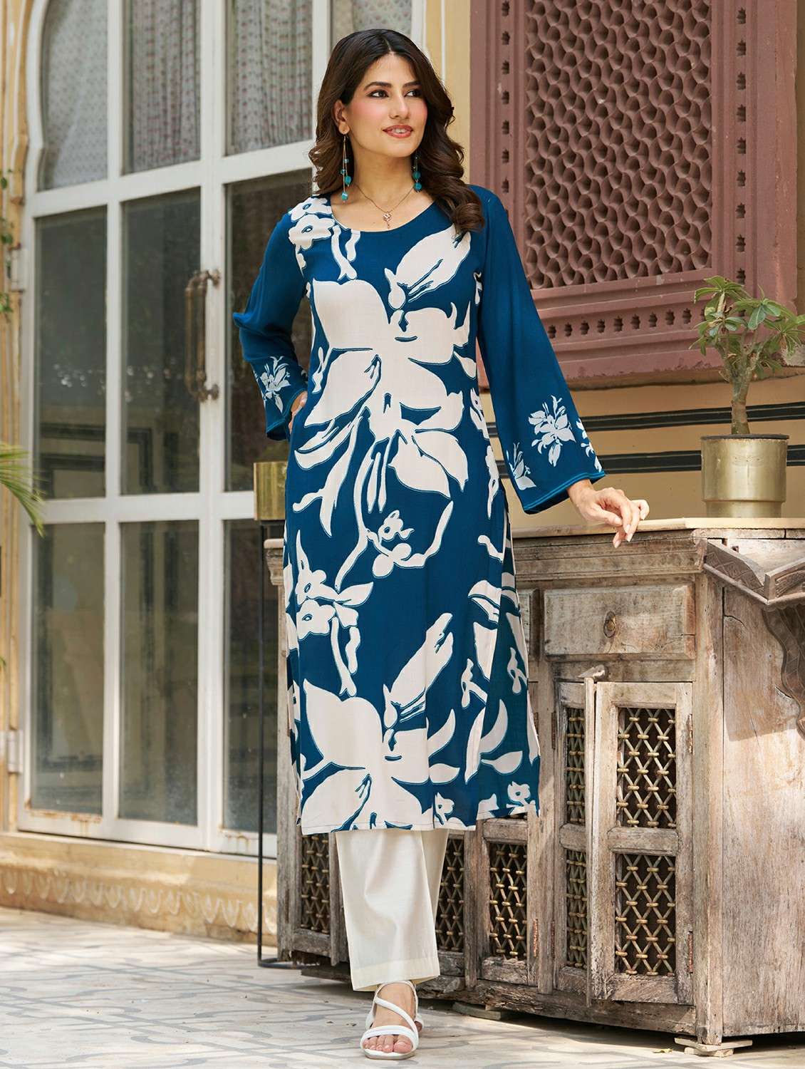 women floral printed long sleeve straight kurta