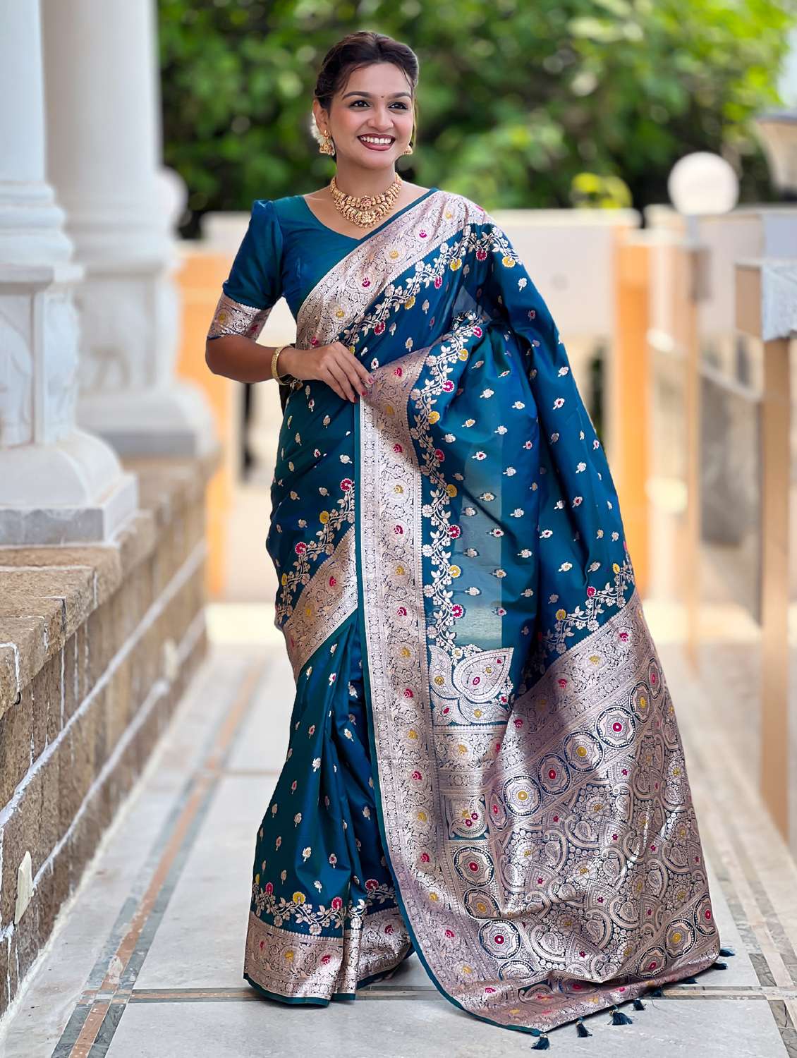 women self design banarasi saree with blouse