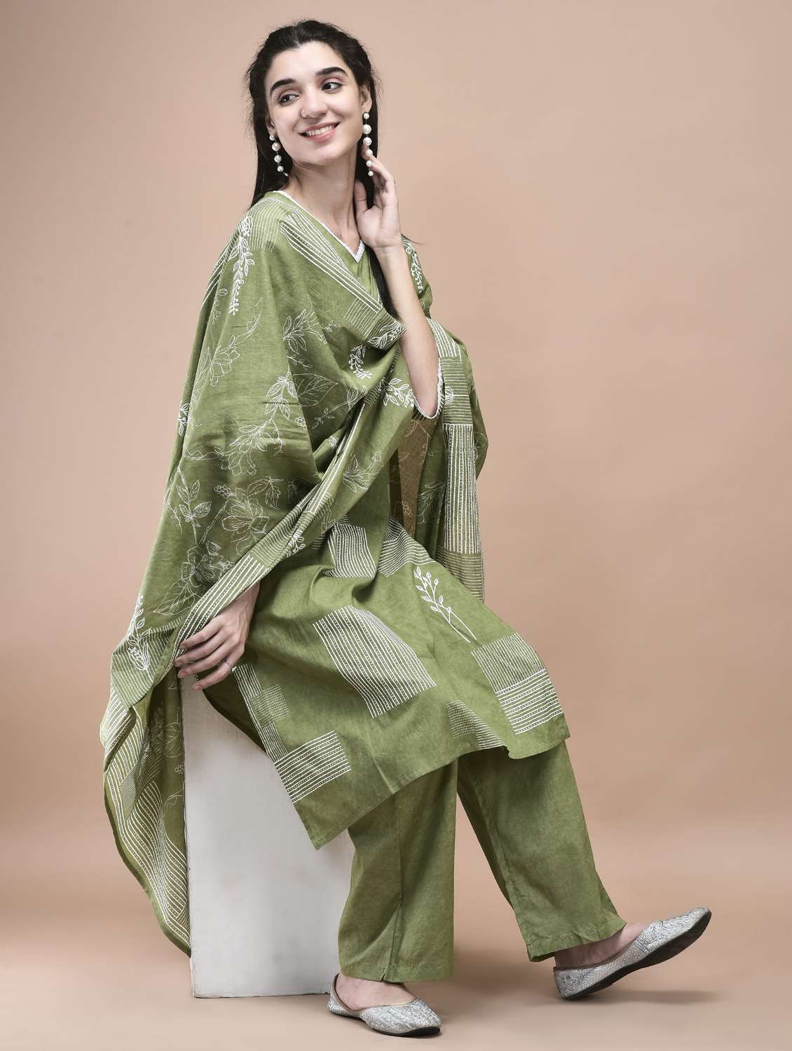 women three quarter sleeve kurta palazzo with dupatta set - 21959533 -  Standard Image - 2