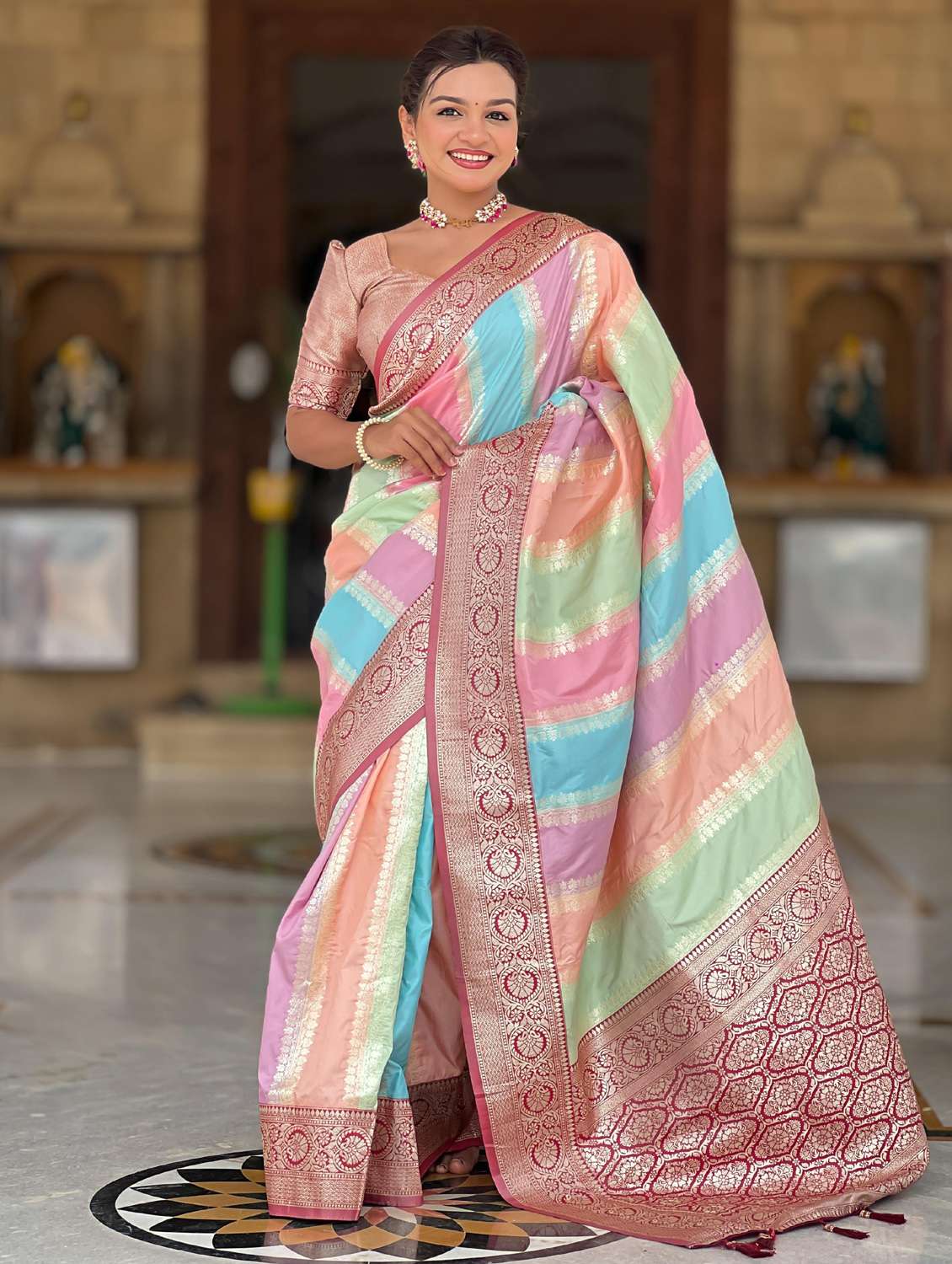 women self design banarasi saree with blouse - 21959567 - Zoom Image - 0