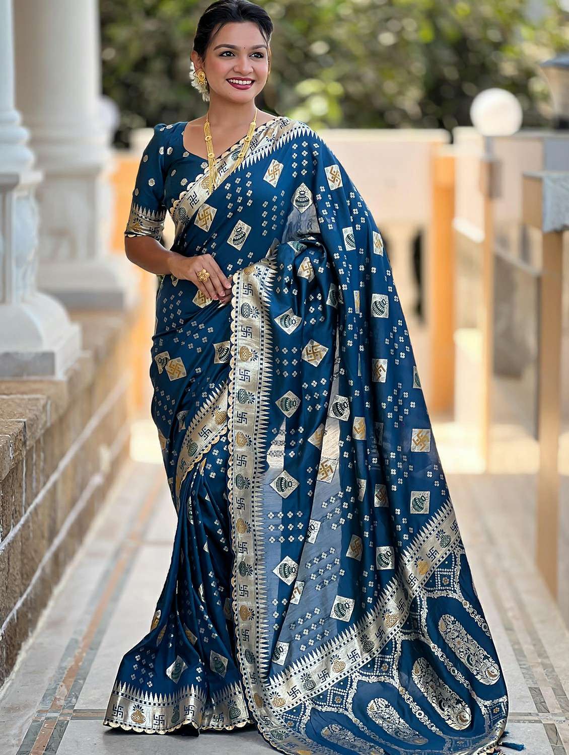 women bandhani bordered saree with blouse