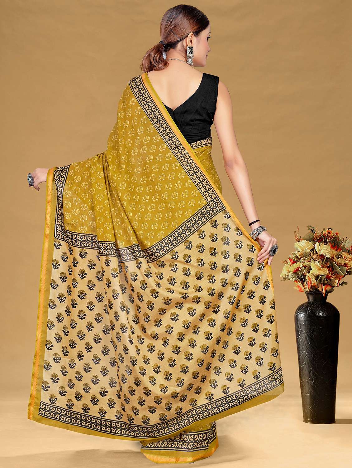 women printed casual wear saree with blouse - 21960484 - Standard Image - 2