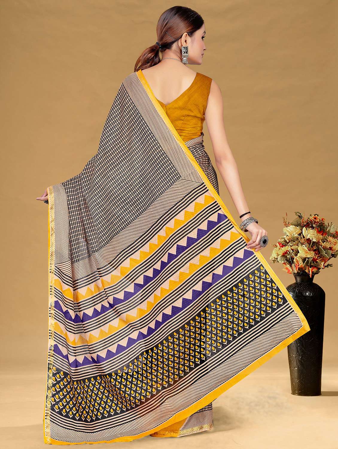 women printed casual wear saree with blouse - 21960487 -  Standard Image - 2