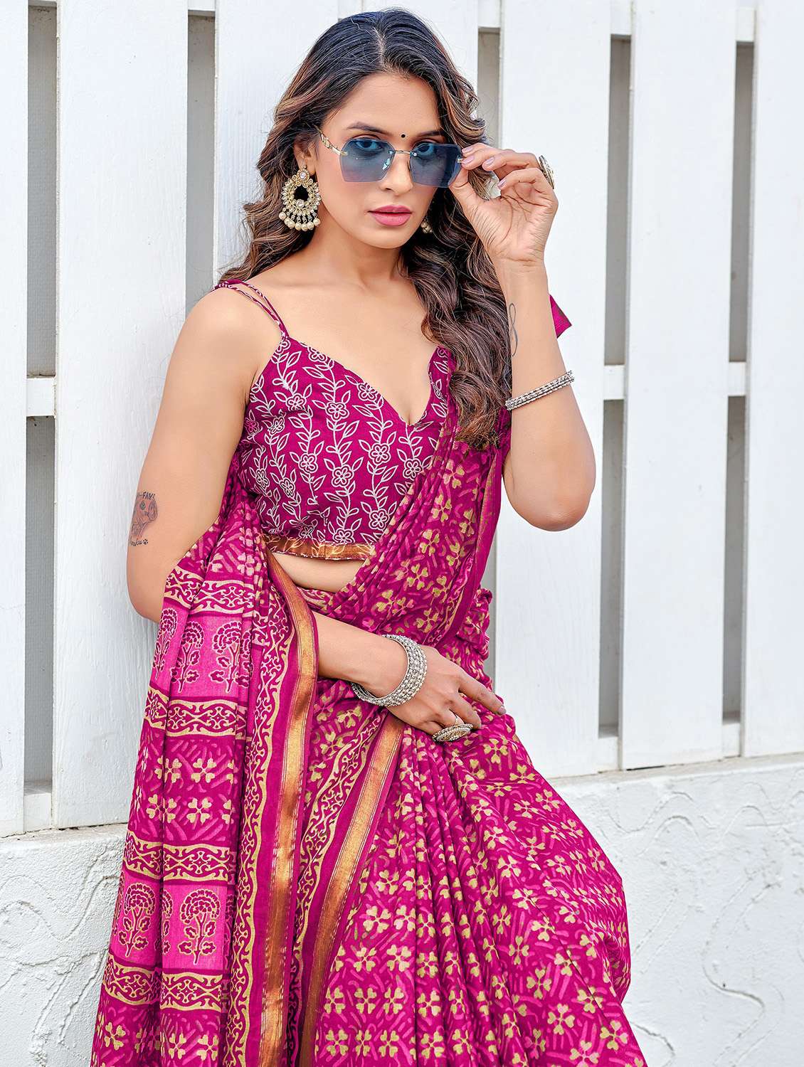 women printed casual wear saree with blouse - 21961399 - Standard Image - 2
