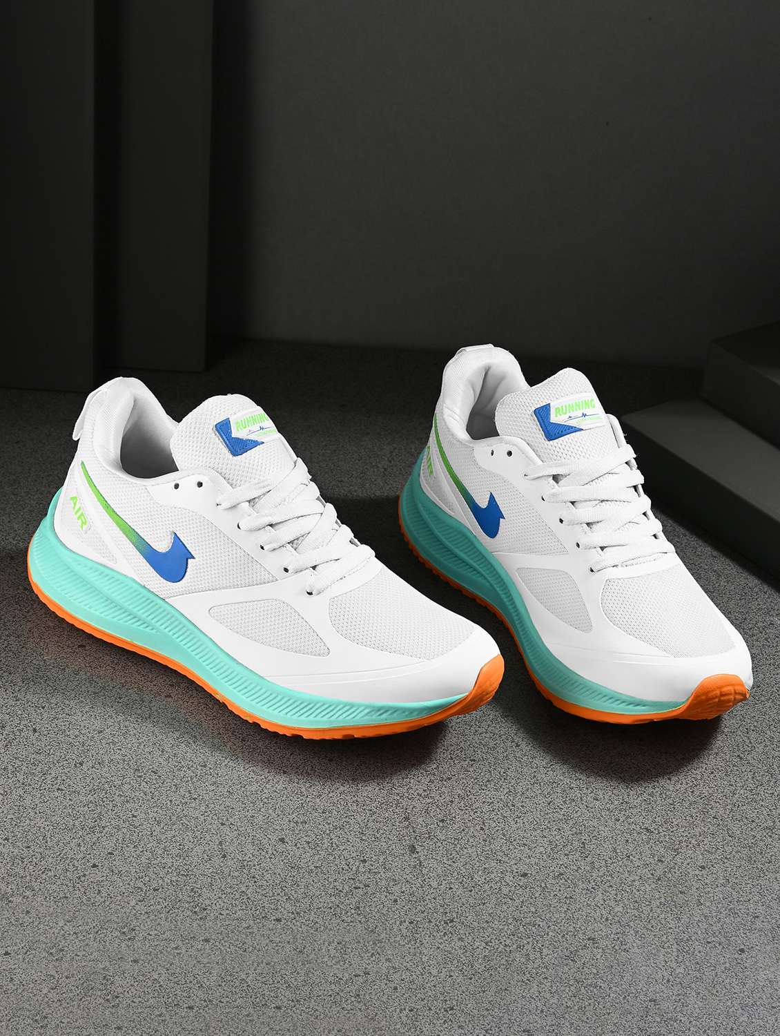 men white lace up sport shoe