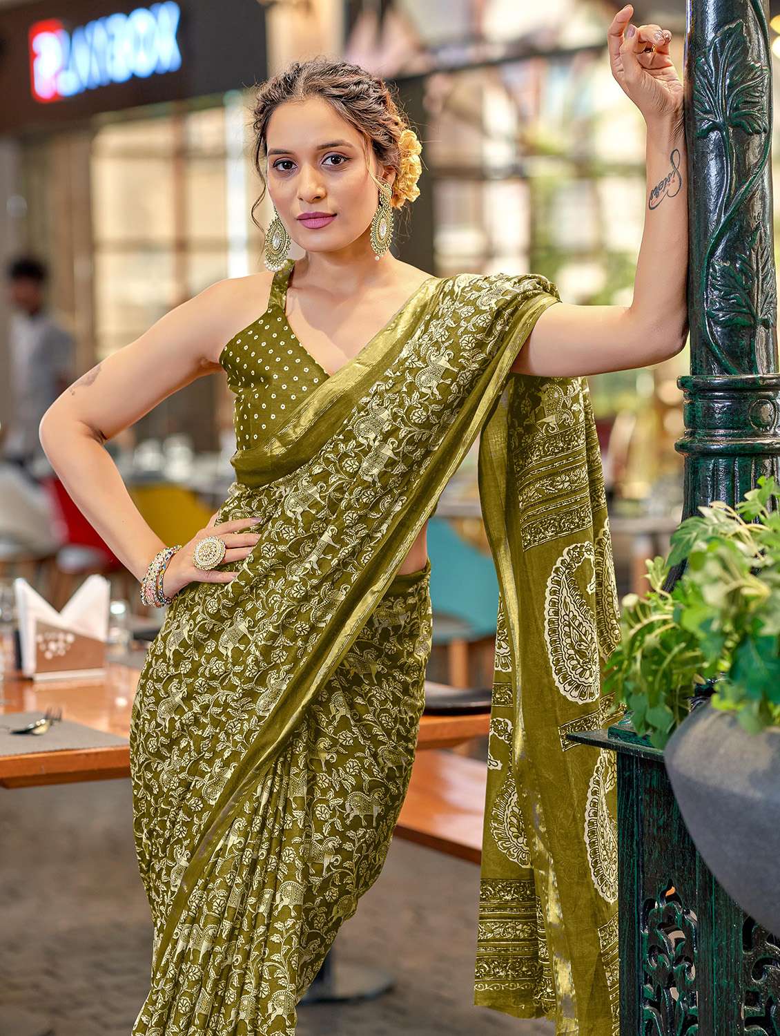 women printed casual wear saree with blouse - 21962366 - Standard Image - 2