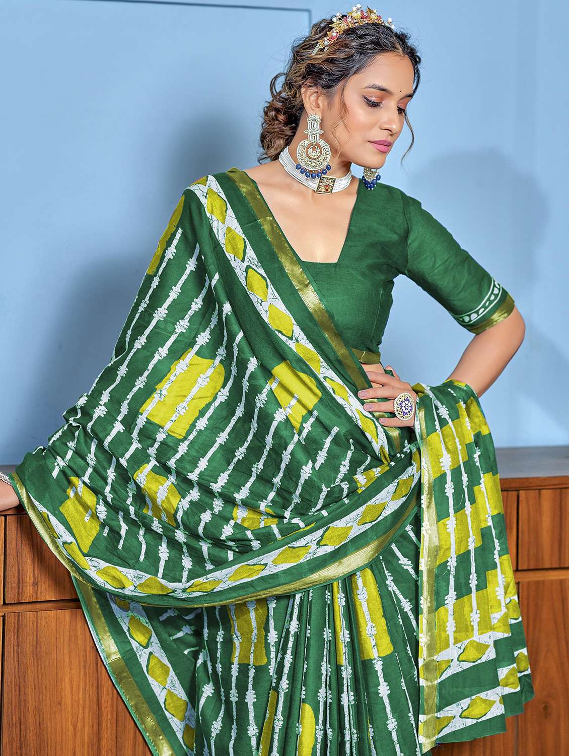 women printed casual wear saree with blouse - 21962381 - Standard Image - 2