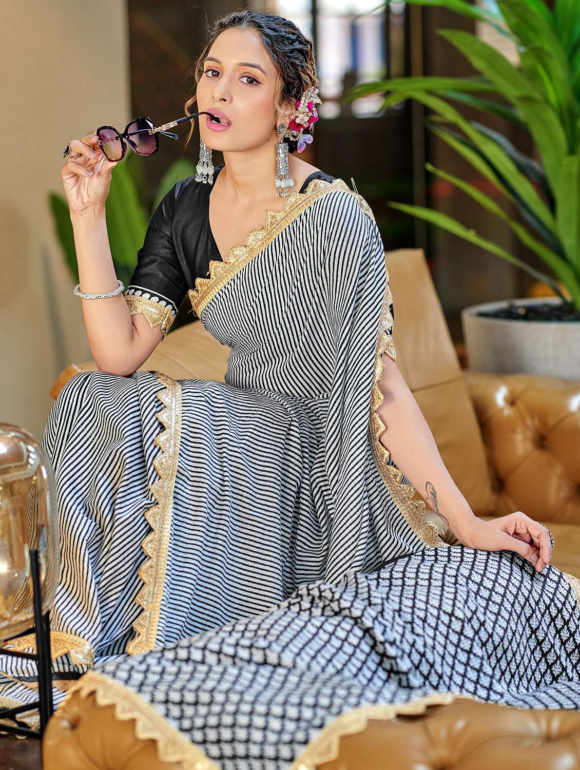 women striped printed saree with blouse - 21962973 - Standard Image - 2