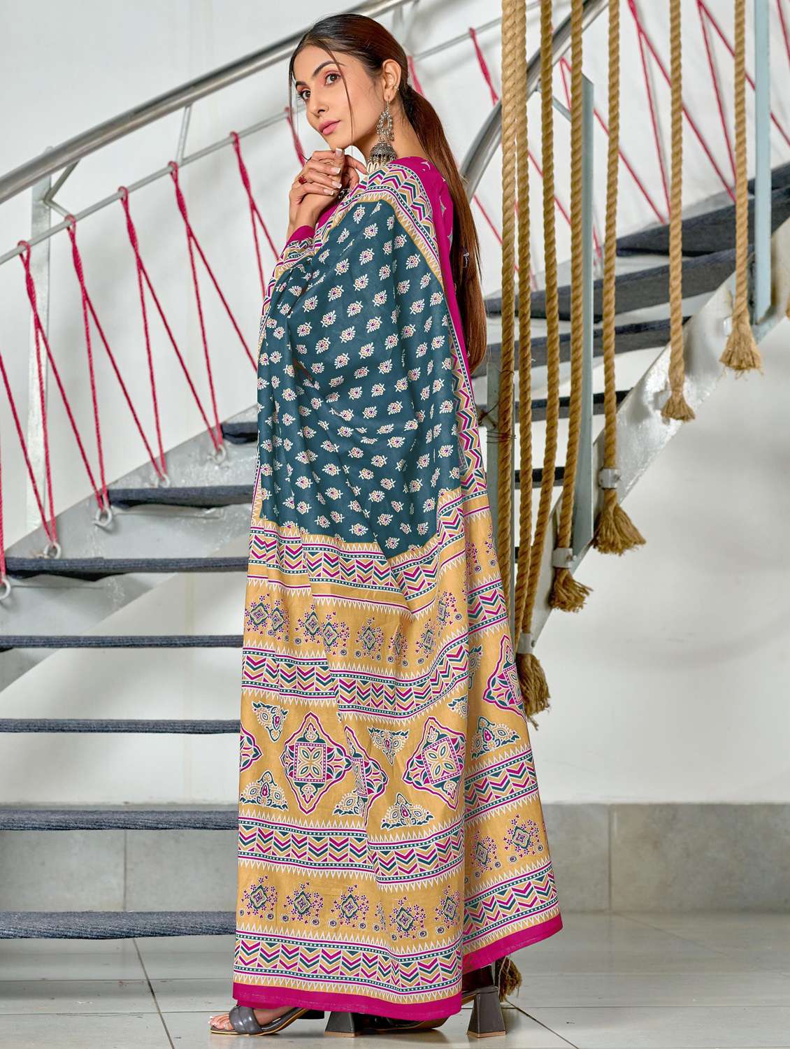 women printed casual wear saree with blouse - 21962976 -  Standard Image - 2