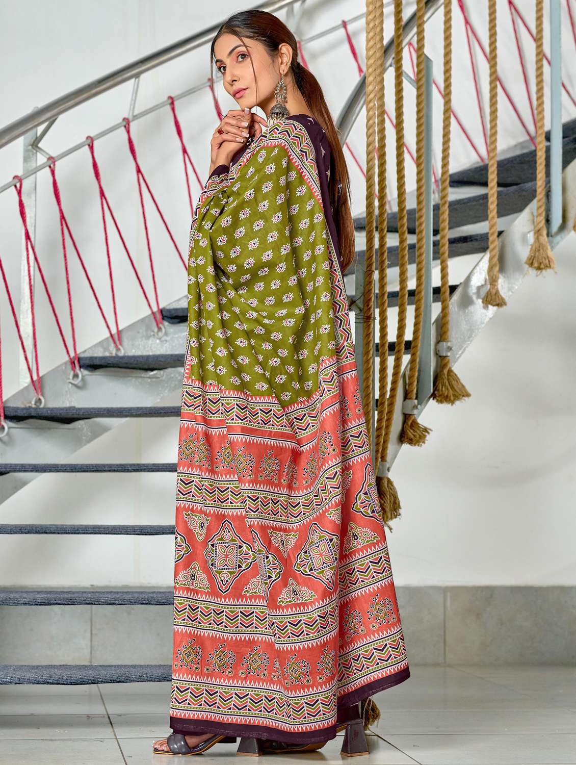 women printed casual wear saree with blouse - 21962977 - Standard Image - 2