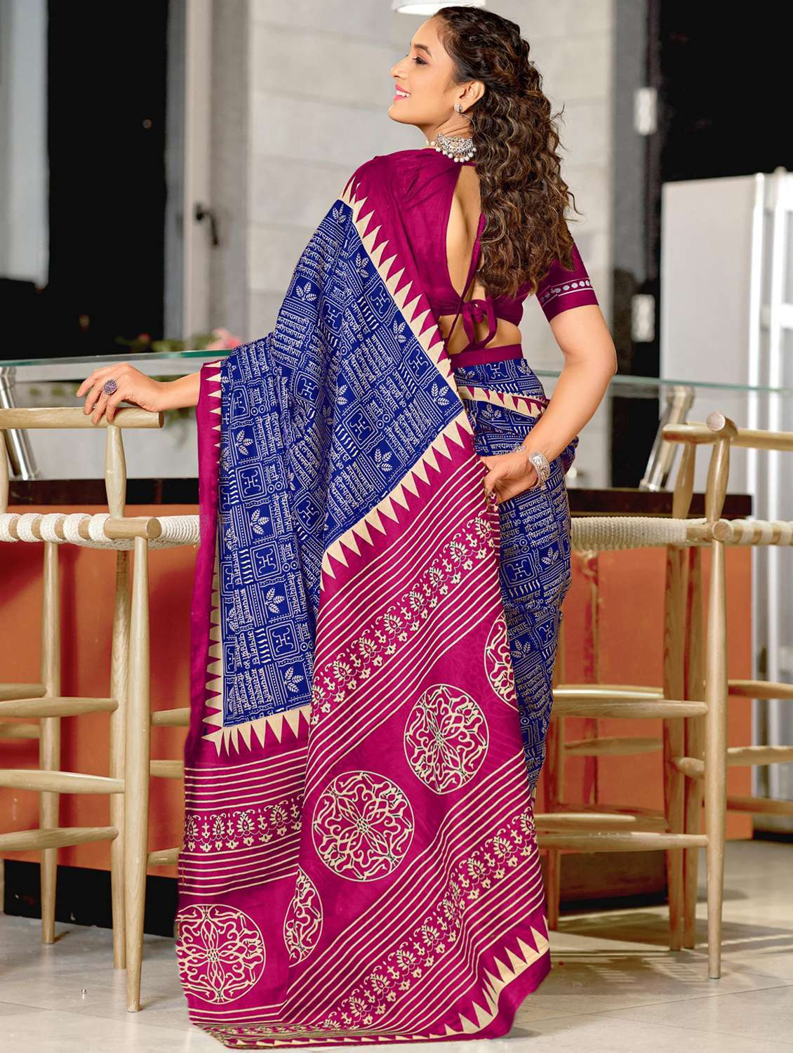 women printed casual wear saree with blouse - 21962991 - Standard Image - 2