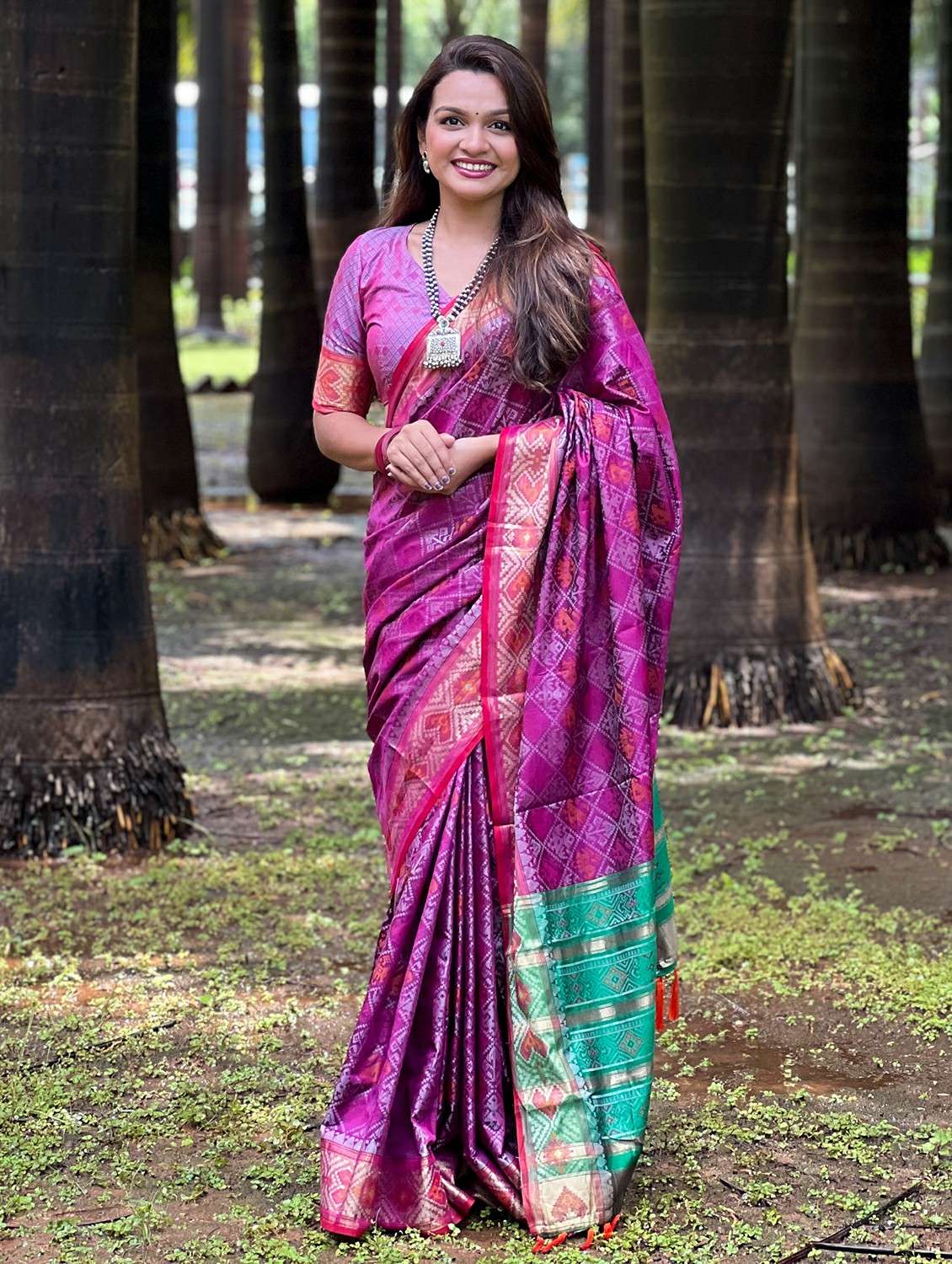 women self design patola saree with blouse - 21964304 -  Zoom Image - 0