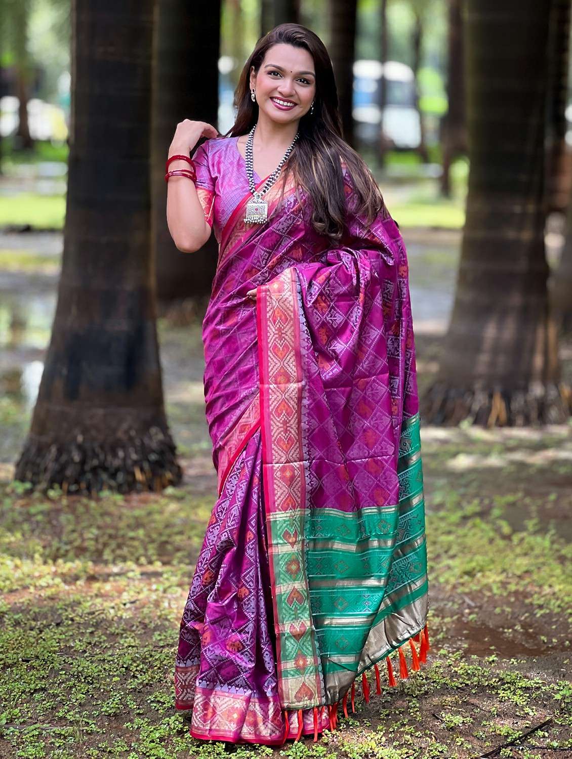 women self design patola saree with blouse - 21964304 - Standard Image - 2