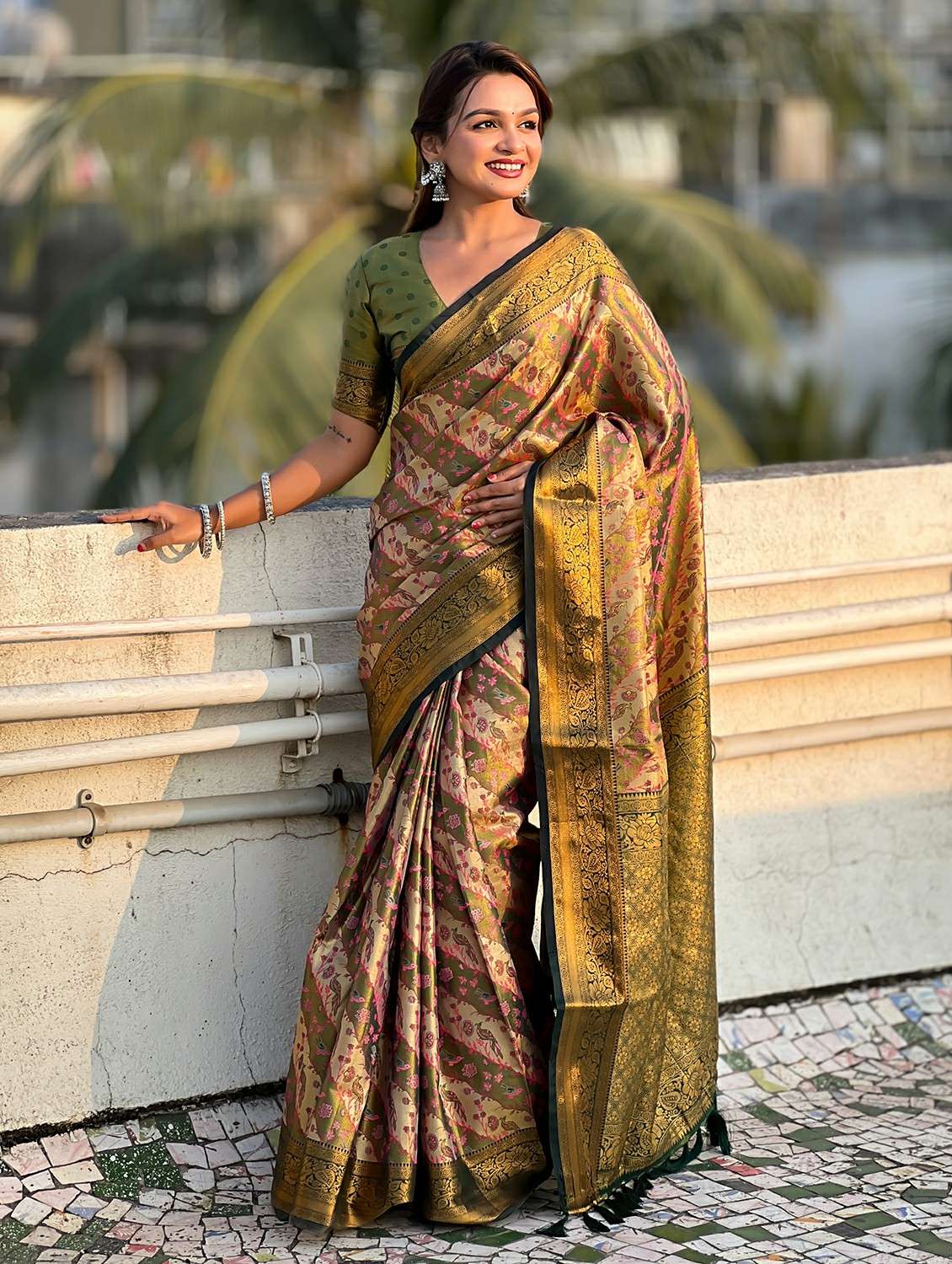 women self design banarasi saree with blouse