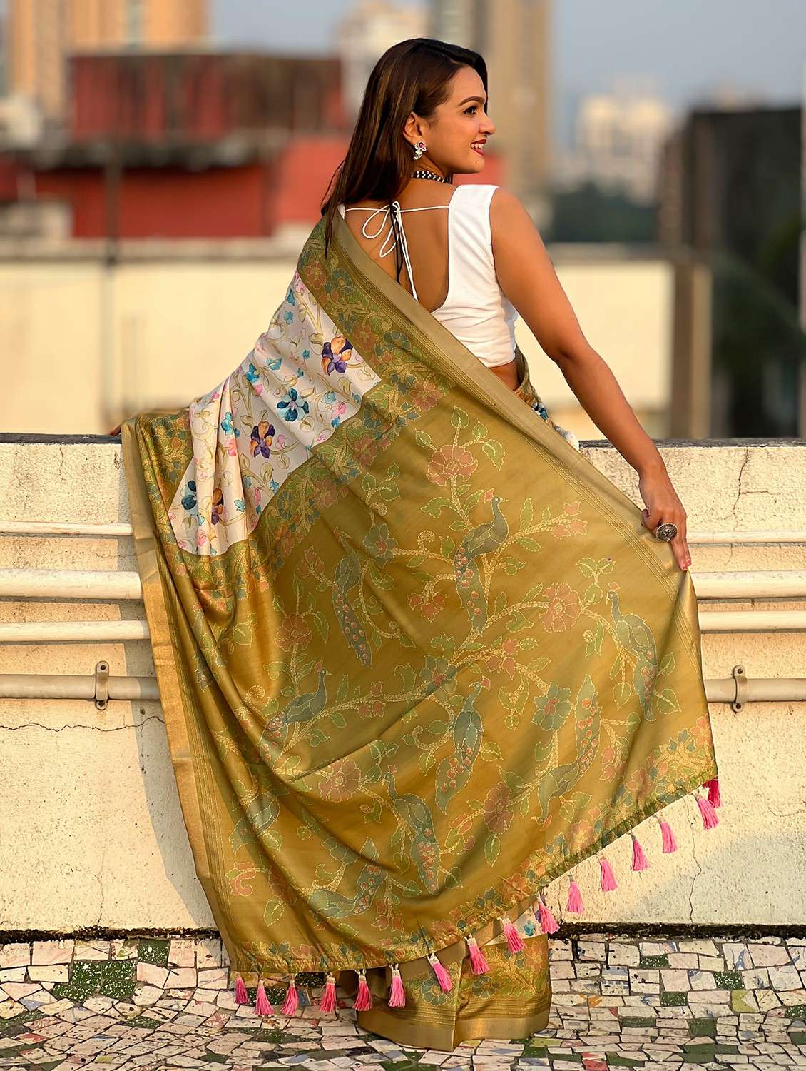 women floral printed bordered saree with blouse - 21965094 -  Standard Image - 2