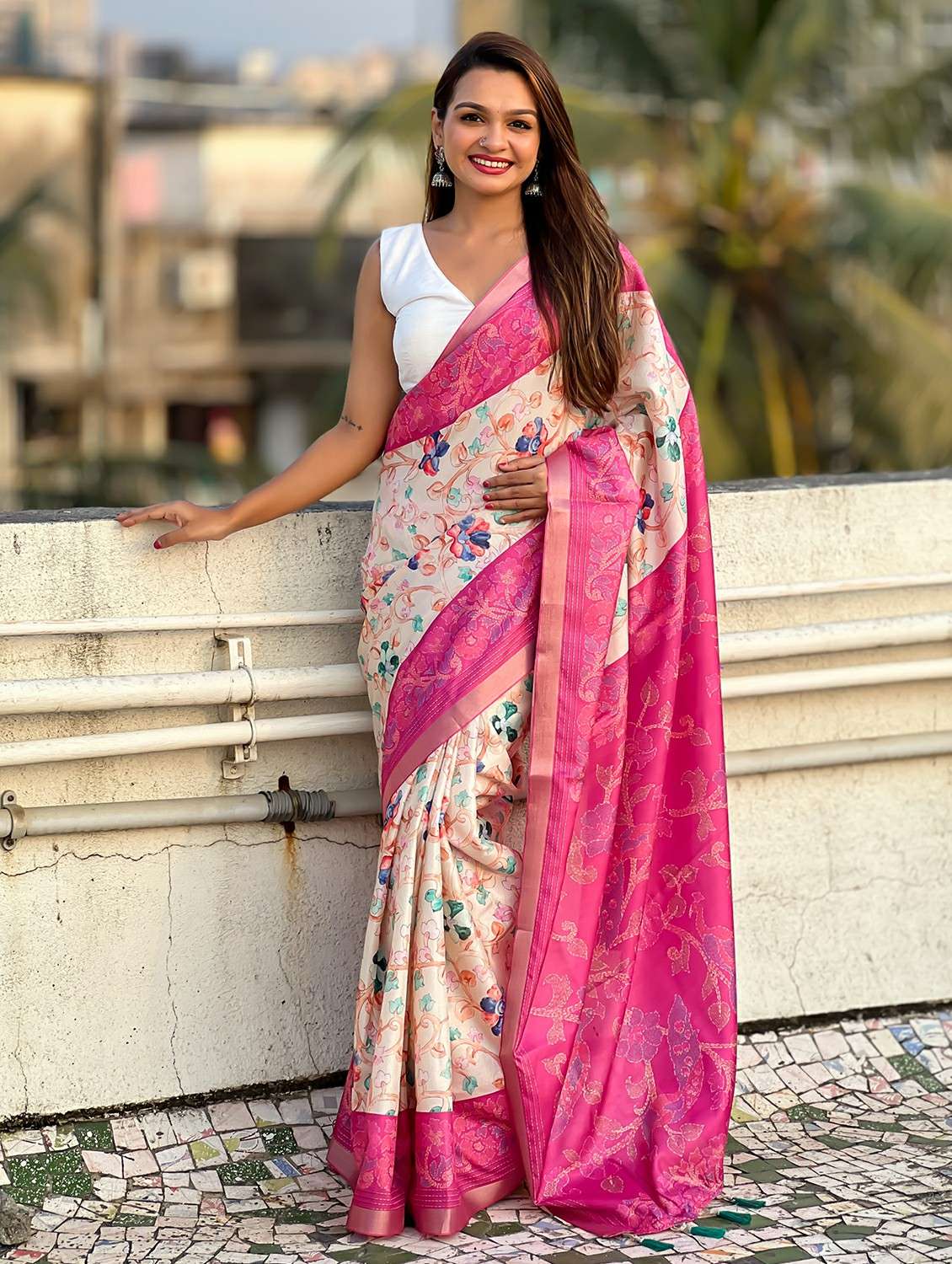 women floral printed bordered saree with blouse