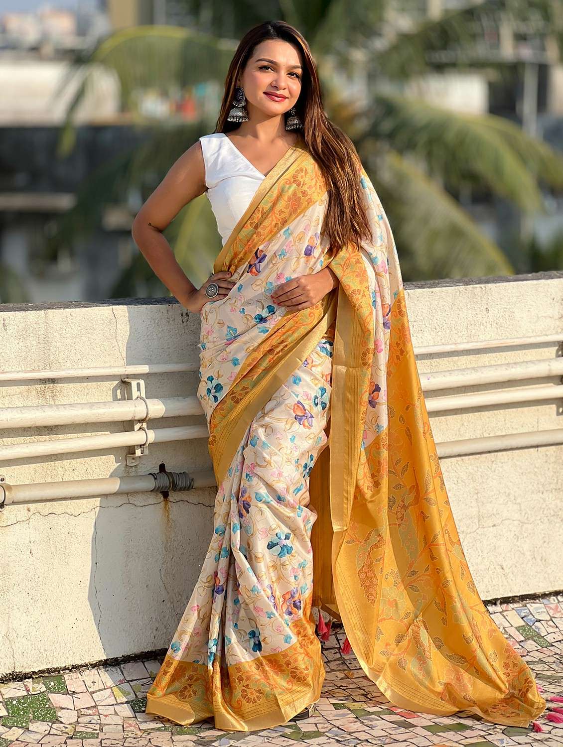 women floral printed bordered saree with blouse