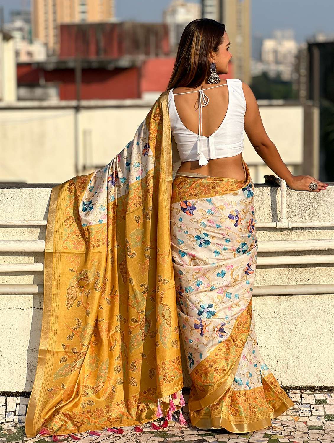 women floral printed bordered saree with blouse - 21965098 -  Standard Image - 2