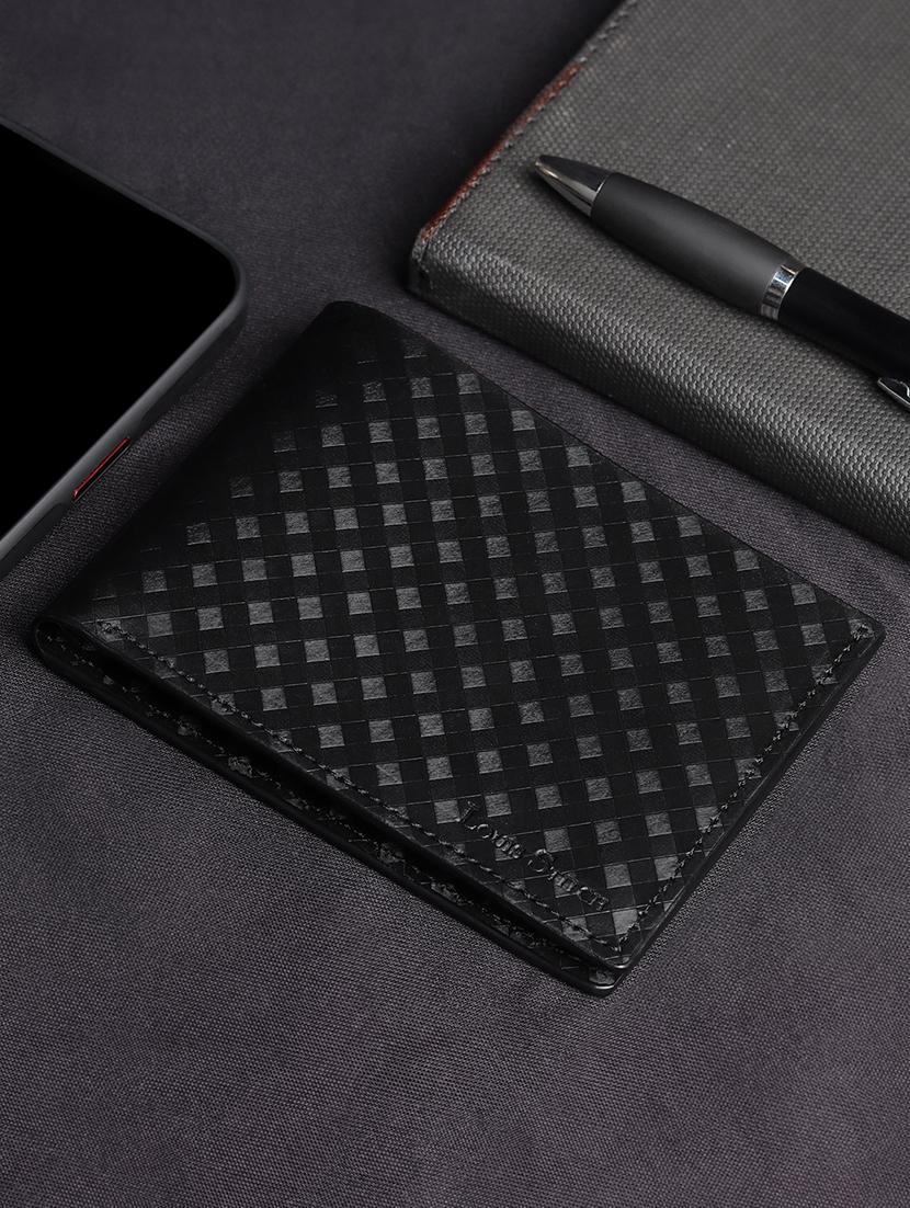 men black textured leather wallet