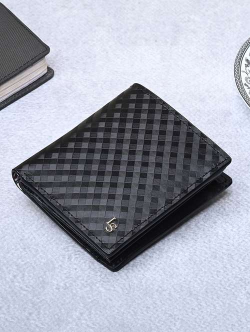 men black textured leather wallet - 21966126 -  Standard Image - 0