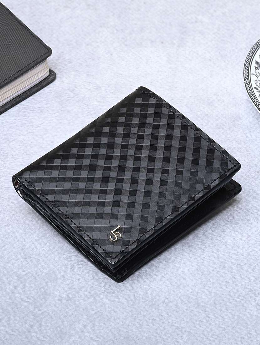 men black textured leather wallet - 21966126 -  Zoom Image - 0