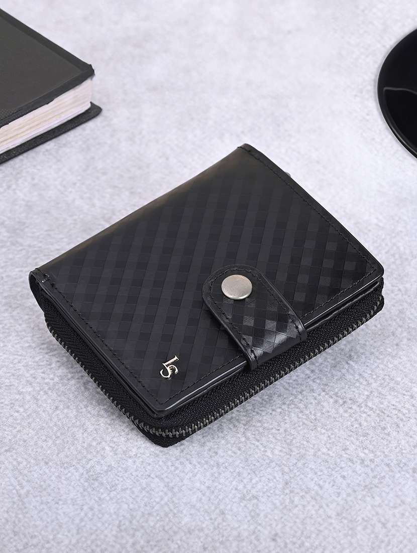 men black textured leather wallet