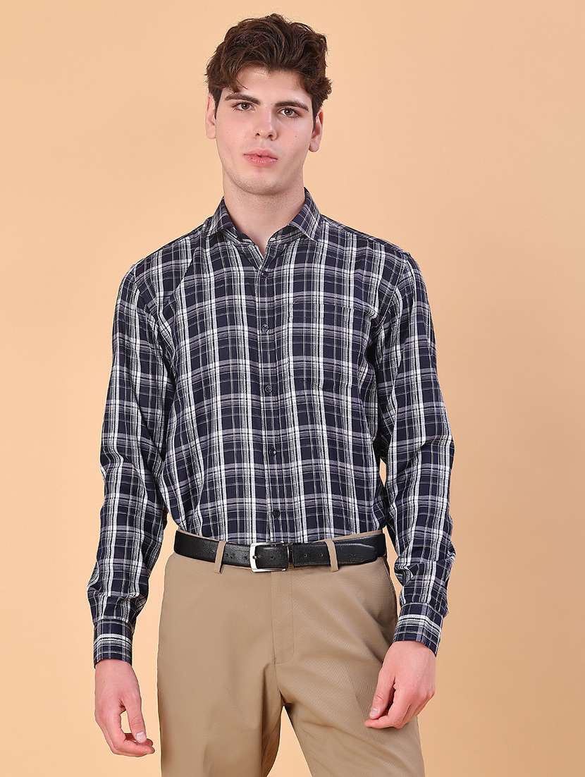 men chcekered collared long sleeve shirt